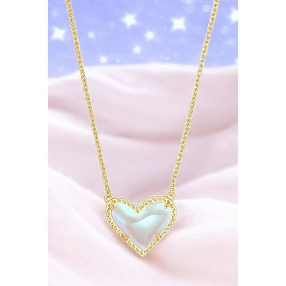 Kendra Scott Ari Heart Pendant in Gold Dichroic Glass - Picture 6 of 9